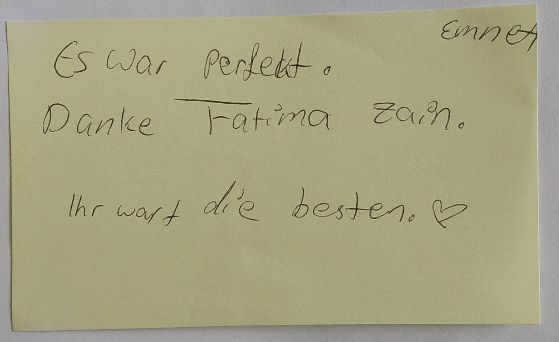 Klebezettel mit folgendem handschriftlichen Kommentar: Es war Perfekt. Danke Fatima Zain. Ihr wart die besten. (Herzchensymbol)
